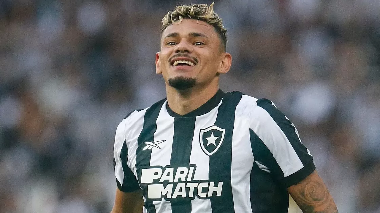 Tiquinho Soares tem número expressivo em clássicos no Brasileirão