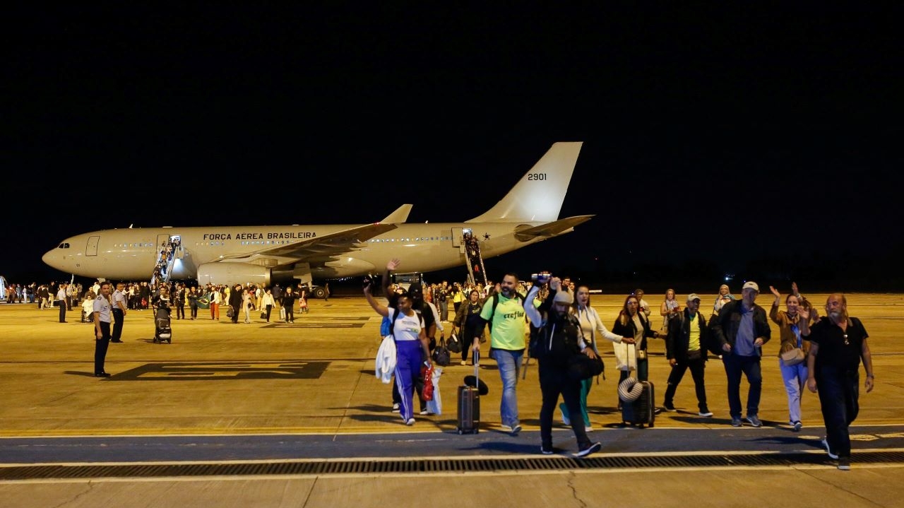 Primeiro avião da FAB com brasileiros regatados de Israel pousa em Brasília