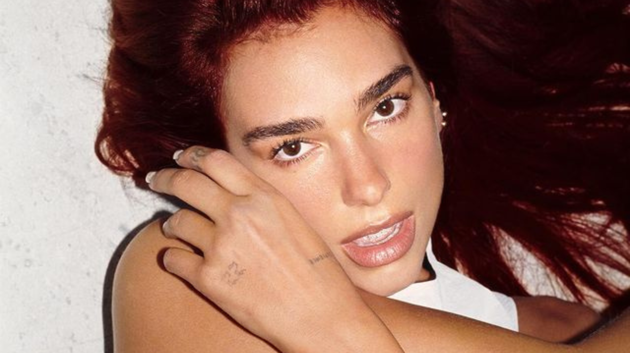 Dua Lipa surge ruiva em sua nova era e alerta para a chegada do seu novo álbum