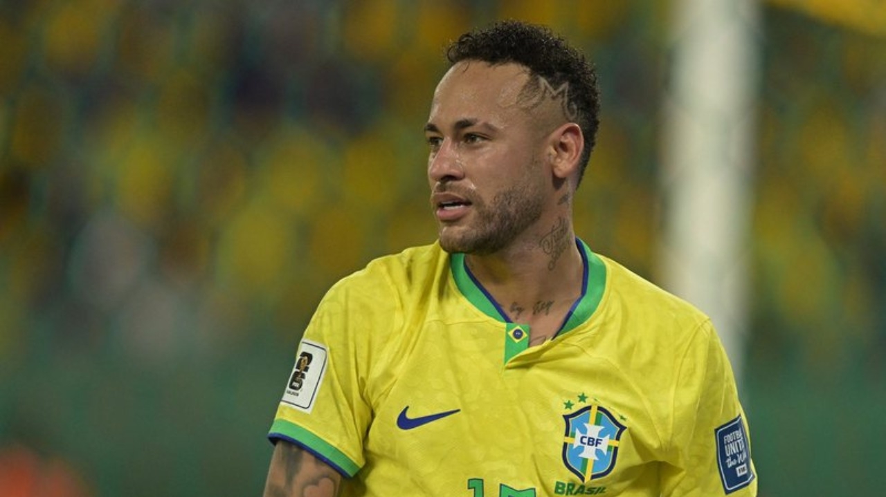 Neymar é atingido por saco de pipoca e critica atitude do torcedor