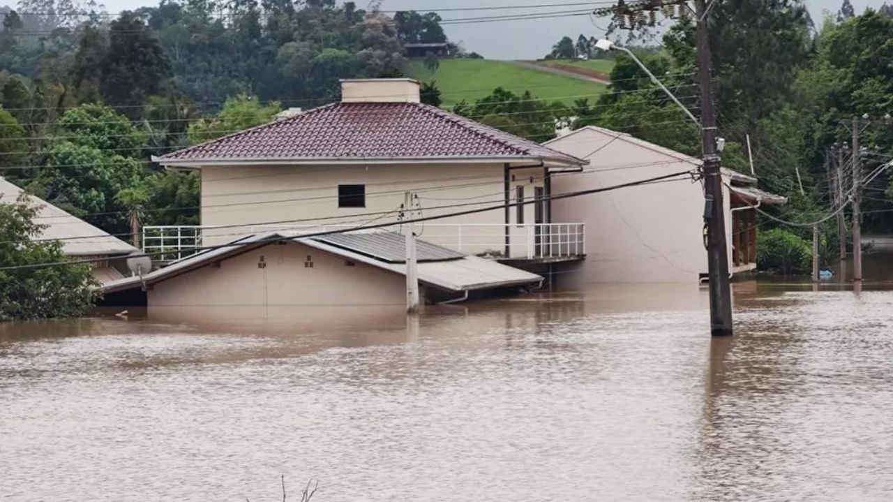 Tempestades em Santa Catarina aliviam, mas casas continuam submersas