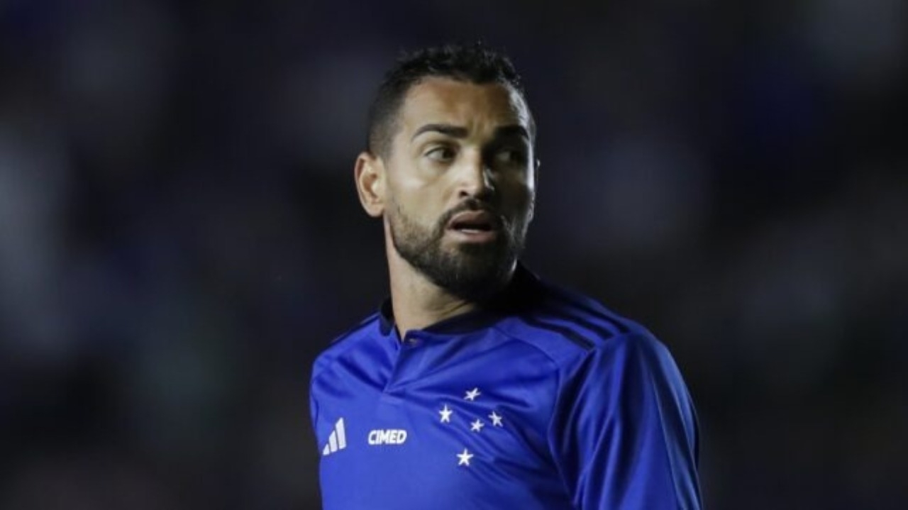 Gilberto, atacante do Cruzeiro, é afastado pelo clube