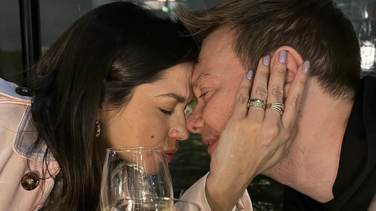 Michel Teló compartilha jantar de nove anos de união com Thais Fersoza