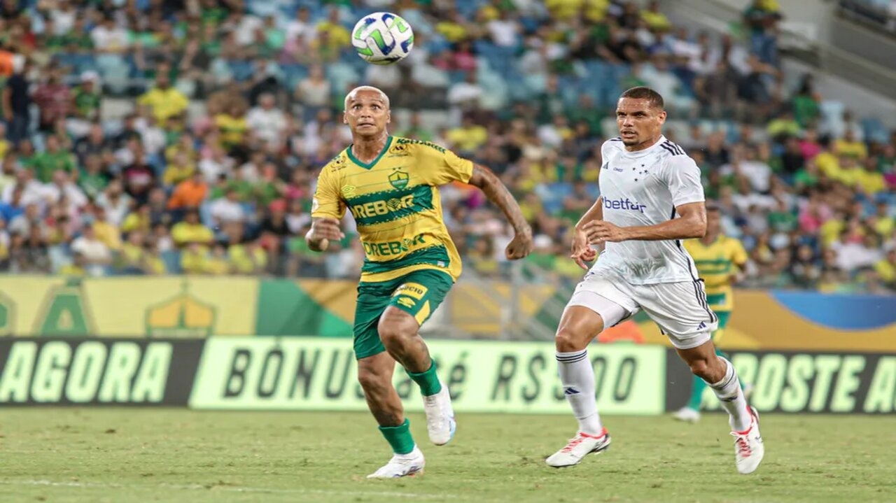 Deyverson desperdiça chance de gol e é considerado o pior da partida