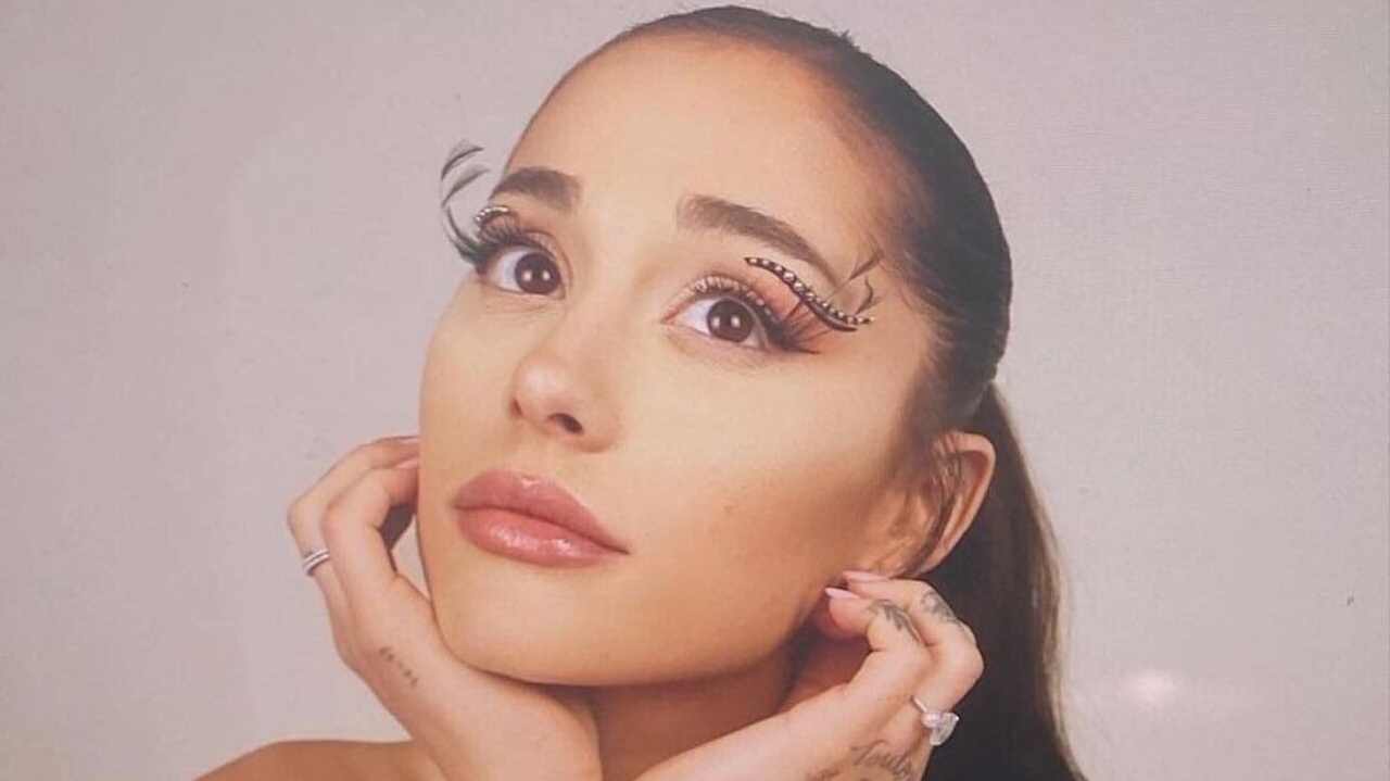 Page Six diz que Ariana Grande está envolvida na produção de seu sétimo álbum de estúdio