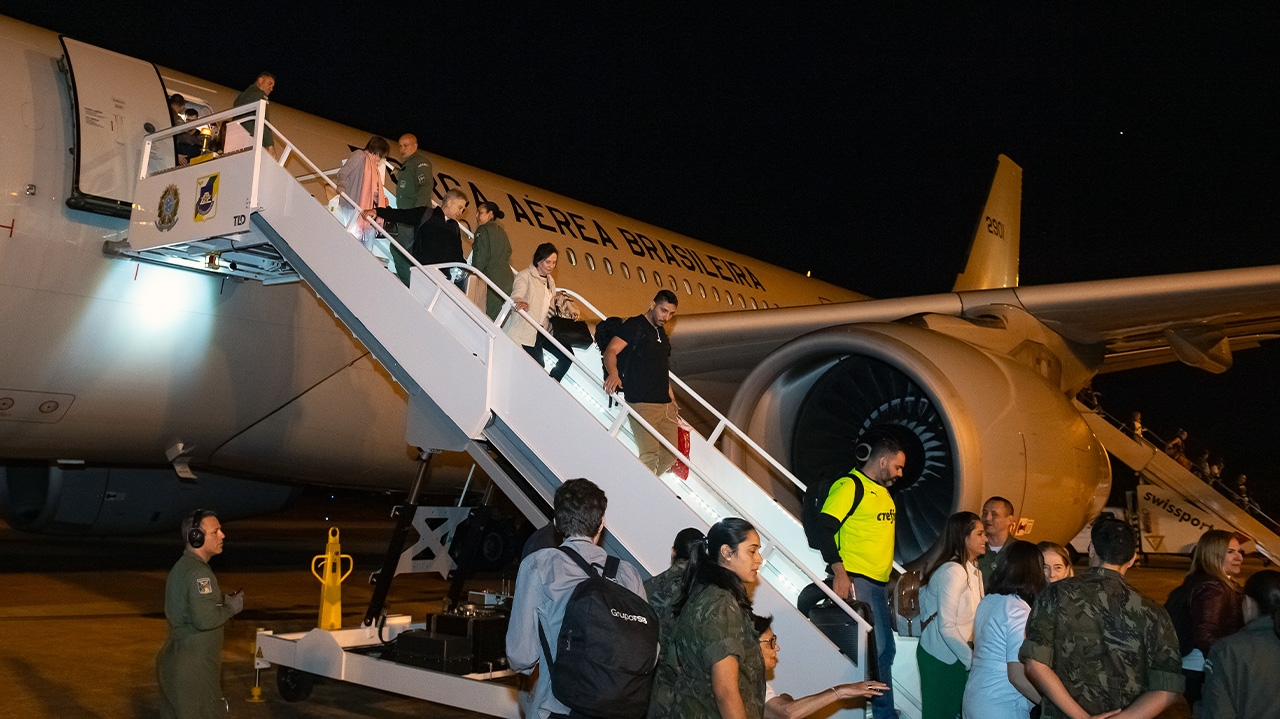 Força Aérea Brasileira traz mais 223 brasileiros de Israel, incluindo 6 bebês