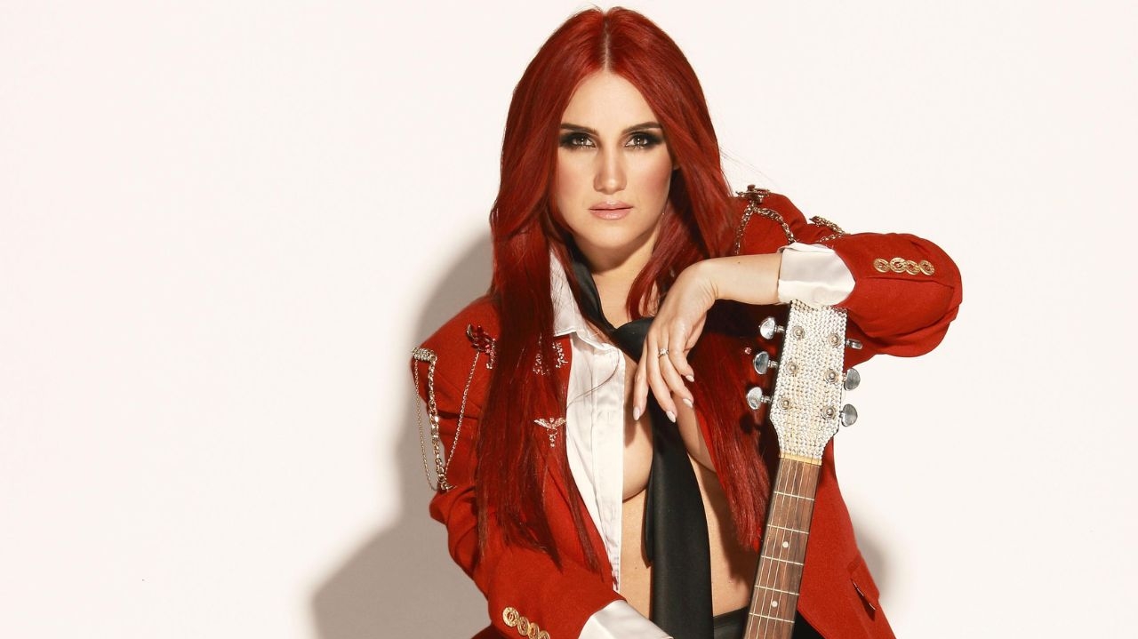 Dulce María compartilha bastidores de fotos com funk de música do RBD