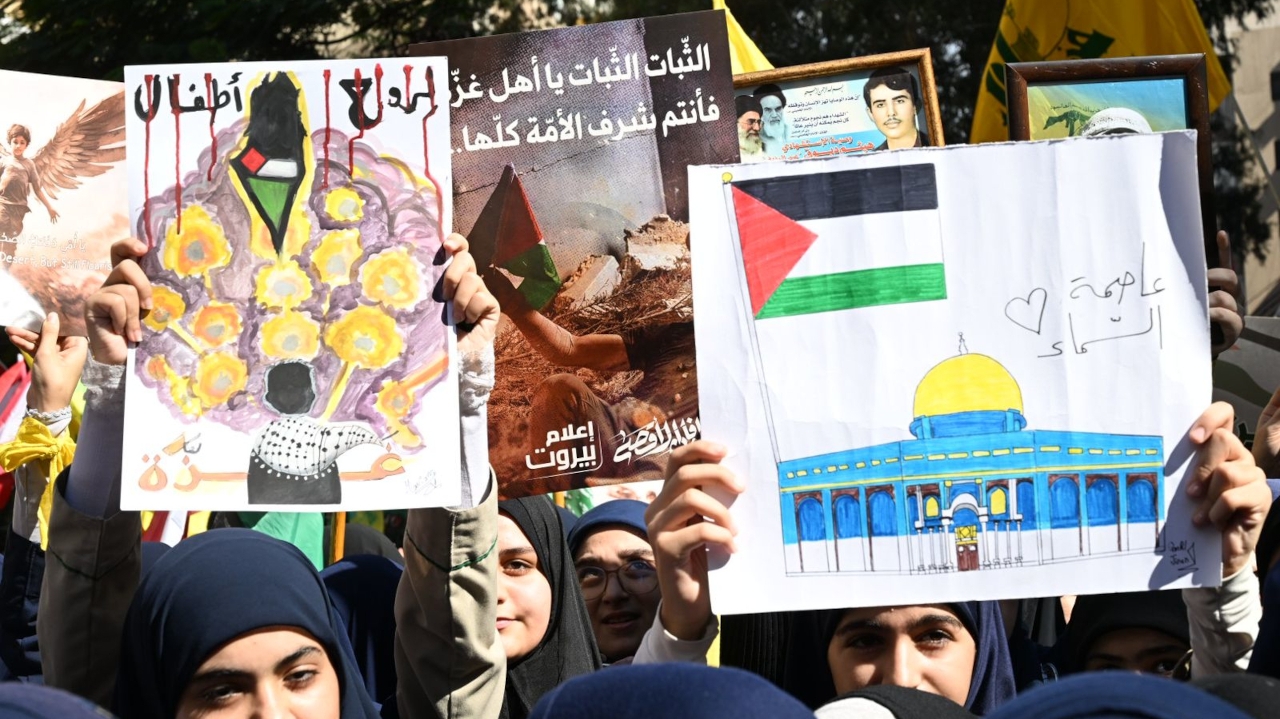 Líbano protesta contra bombardeio à hospital em Gaza e morte de palestinos