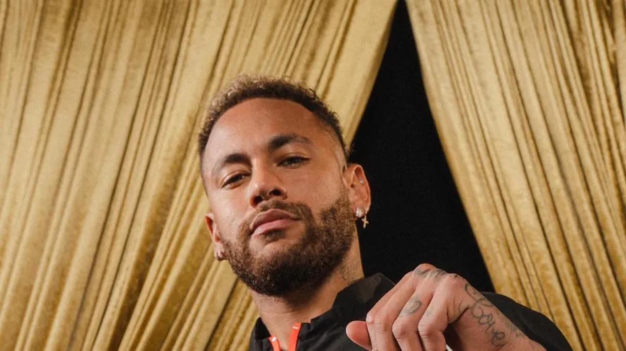 Após grave lesão no joelho, Neymar aparece dando colo à filha Mavie
