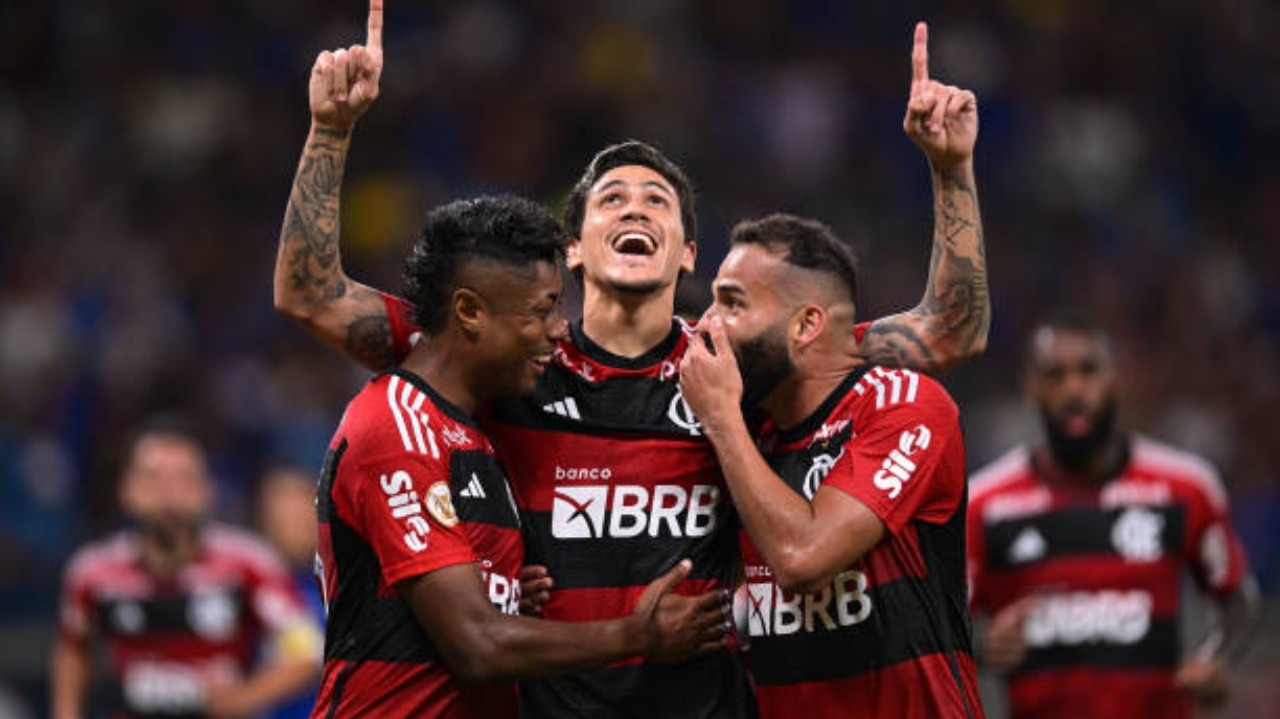 Flamengo vence o Cruzeiro fora de casa na estreia do técnico Tite