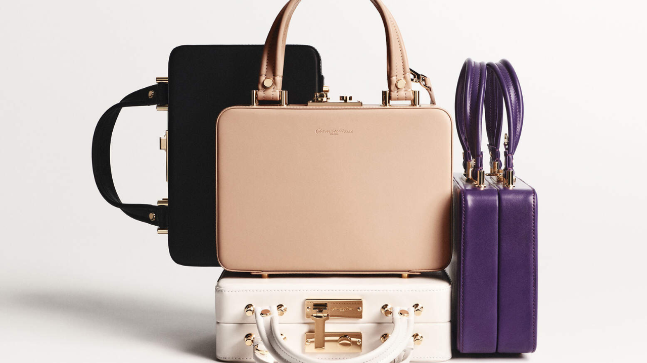 Famoso designer de calçados, Gianvito Rossi, apresenta sua primeira bolsa