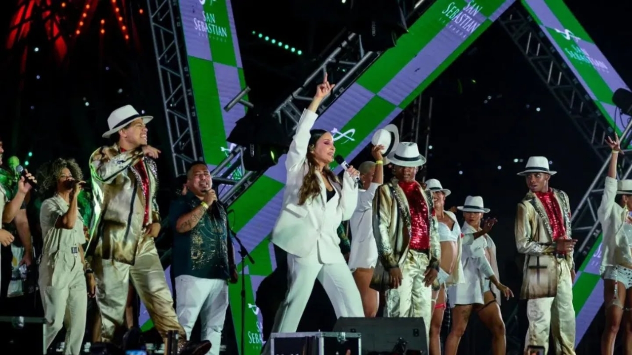 Claudia Leitte transforma performance na Micareta Rio em carnaval de Salvador