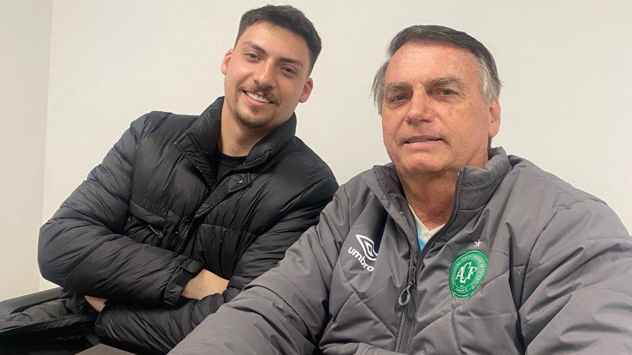 Inelegível, Bolsonaro planeja a entrada de Jair Renan na política e de Michelle no senado