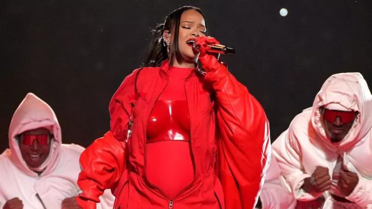 Macacão da Rihanna usado no Super Bowl chega às lojas e esgota em 24 horas