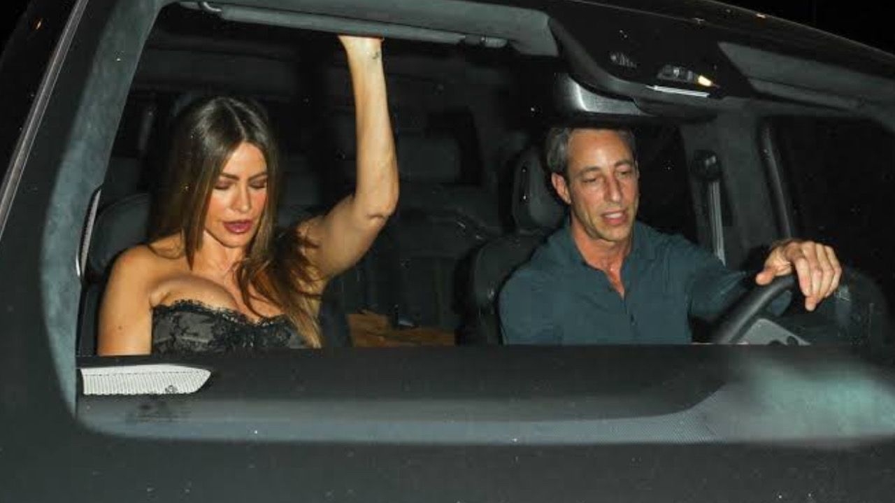 Sofia Vergara é vista em jantar romântico com cirurgião