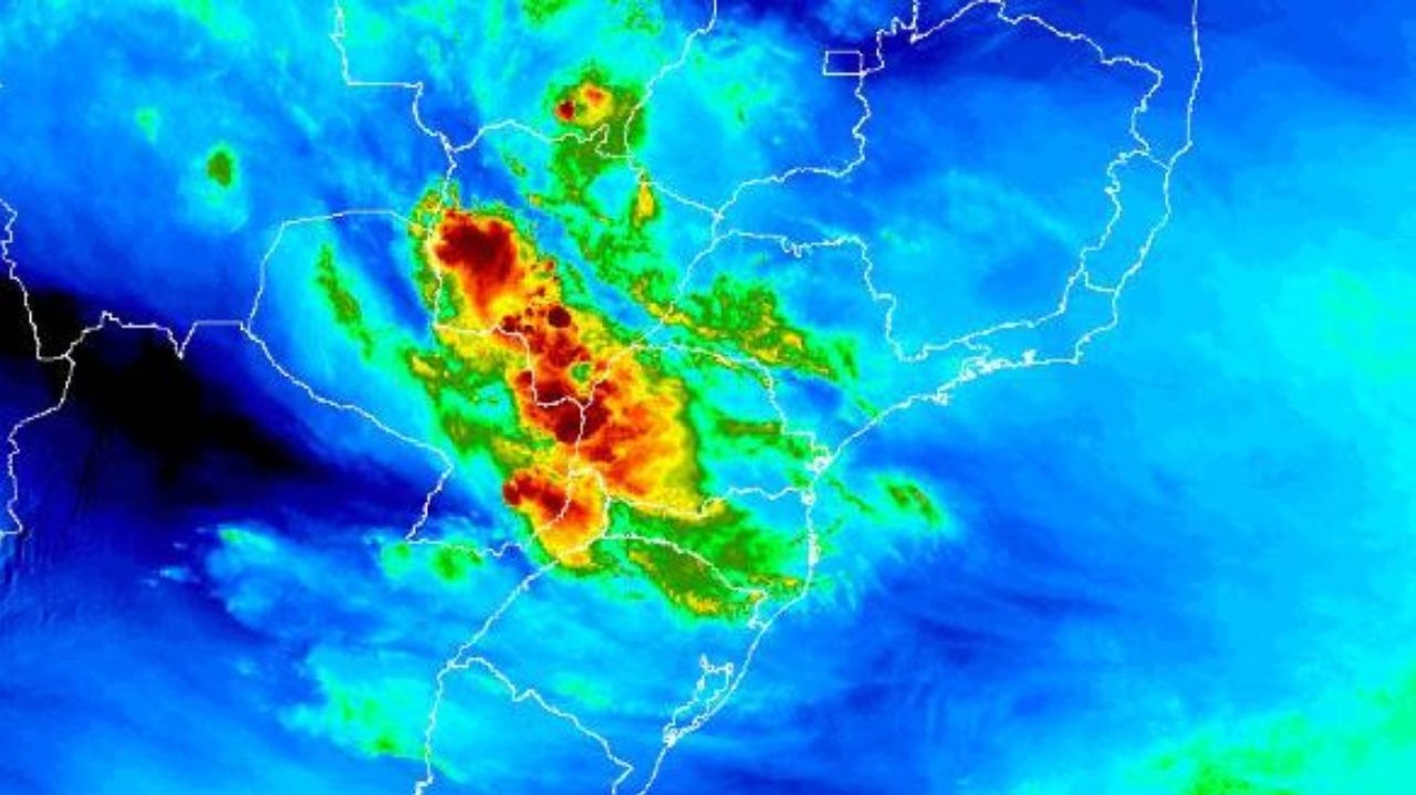 Ciclone extratropical se forma no litoral do Sul e movimenta chuvas e tempestades fortes