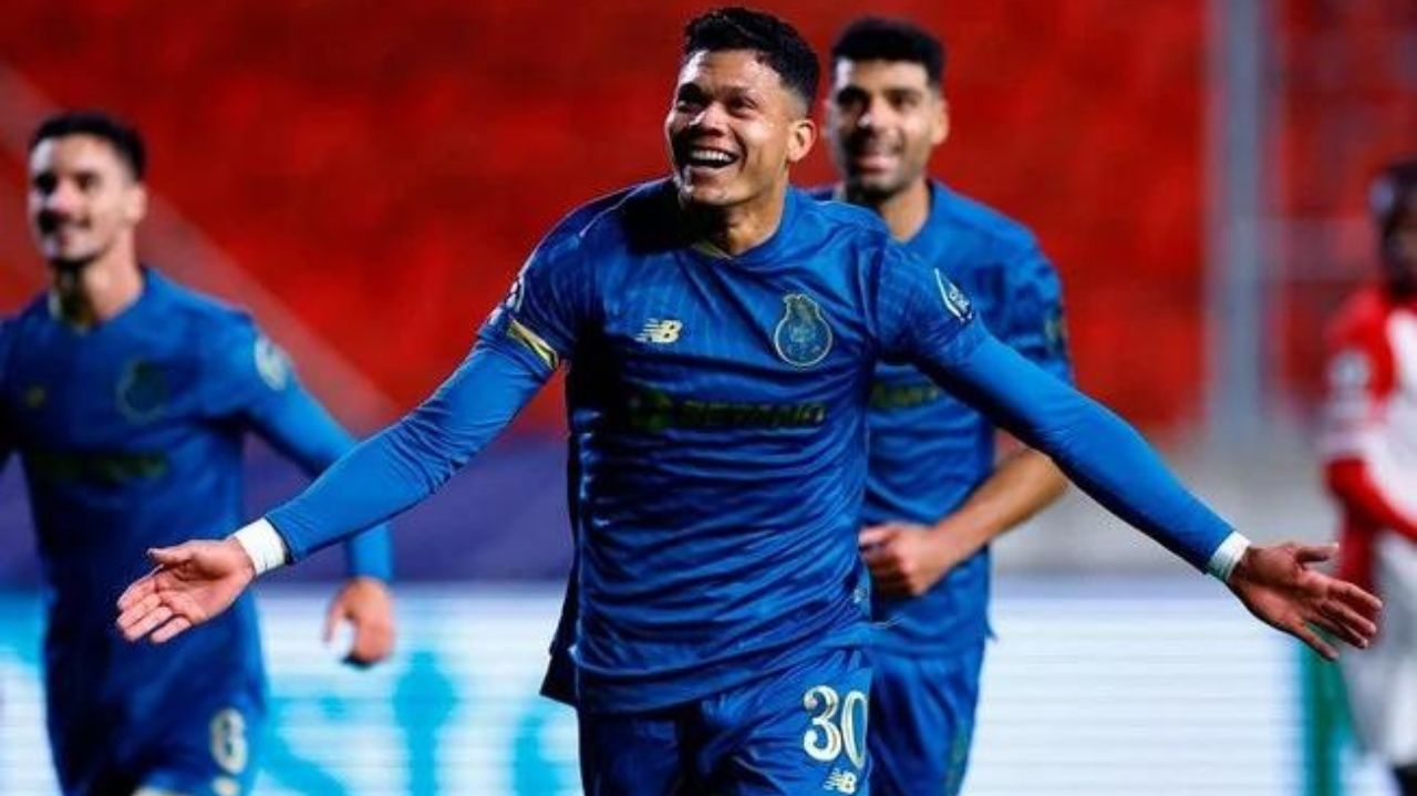 Evanilson marca hat-trick e comanda virada do Porto contra o Royal Antwerp