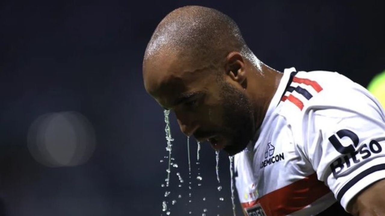 Lucas sofre lesão no clássico e vira desfalque para o São Paulo