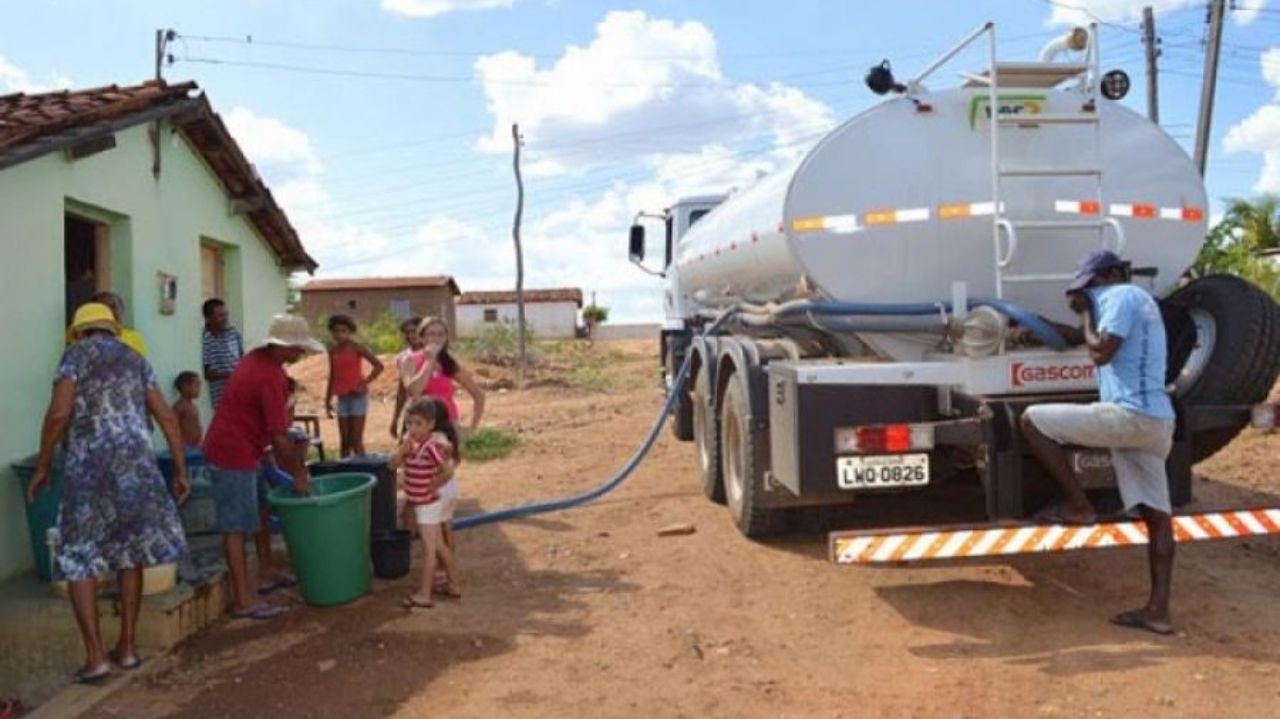 Estado do Piauí dependente de caminhões-pipa para abastecimento de municípios