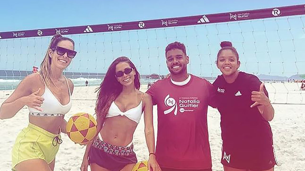 Anitta treina futevôlei e brinca: “Ainda bem que sou cantora”