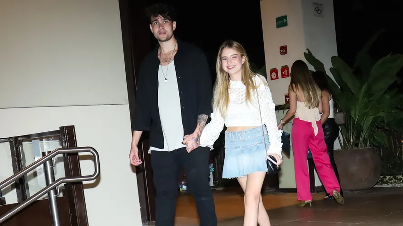 Sophia Valverde e Rafael Almeida são flagrados de mãos dadas e confirmam romance