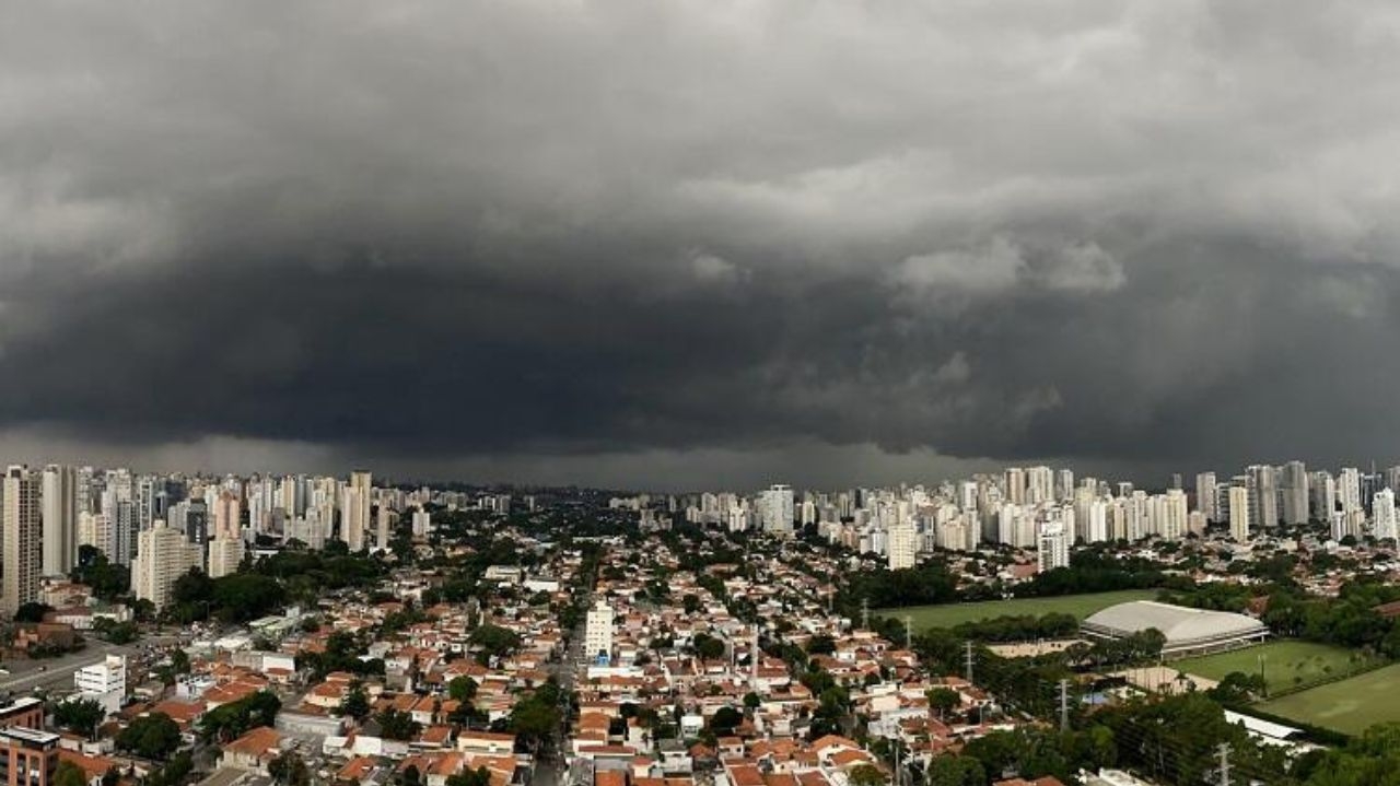Previsão de pancadas de chuva alerta a cidade de SP para possíveis alagamentos