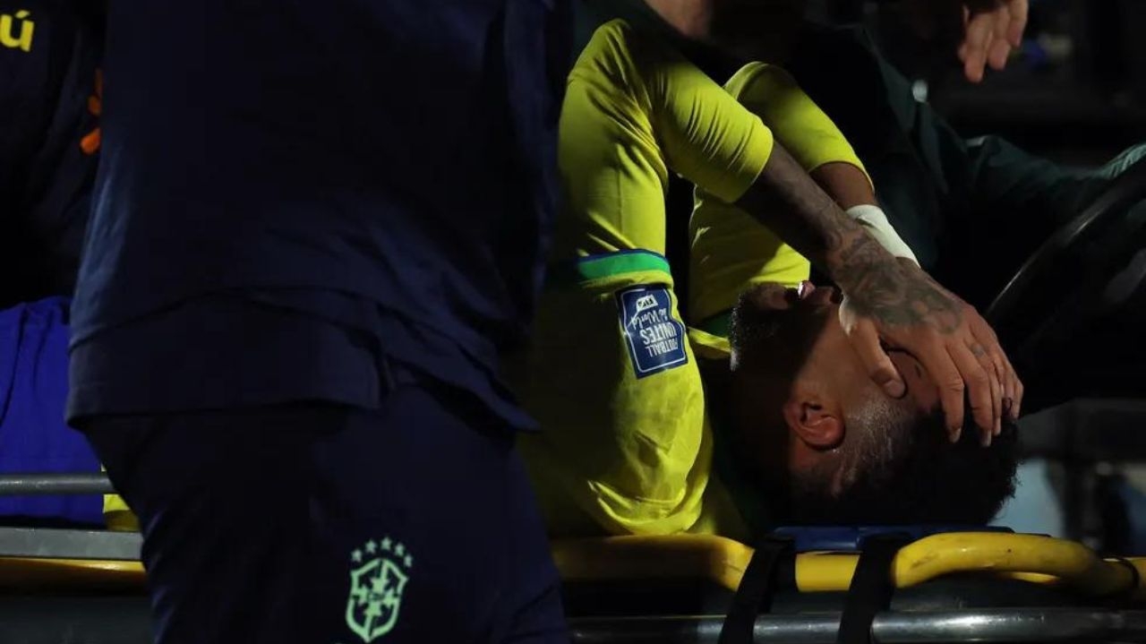 Esperando autorização do Al-Hilal, Neymar deve realizar cirurgia na quinta-feira