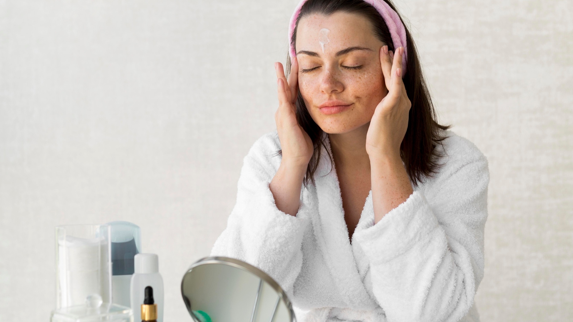 Pele acneica: conheça os tipos de acne e os cuidados adequados