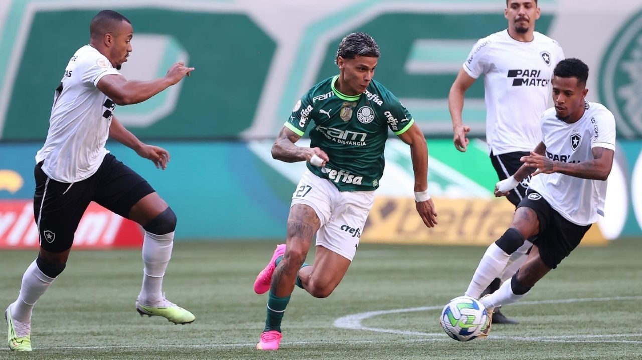 Botafogo e Palmeiras fazem jogo nesta quarta, com seis pontos de diferença na tabela