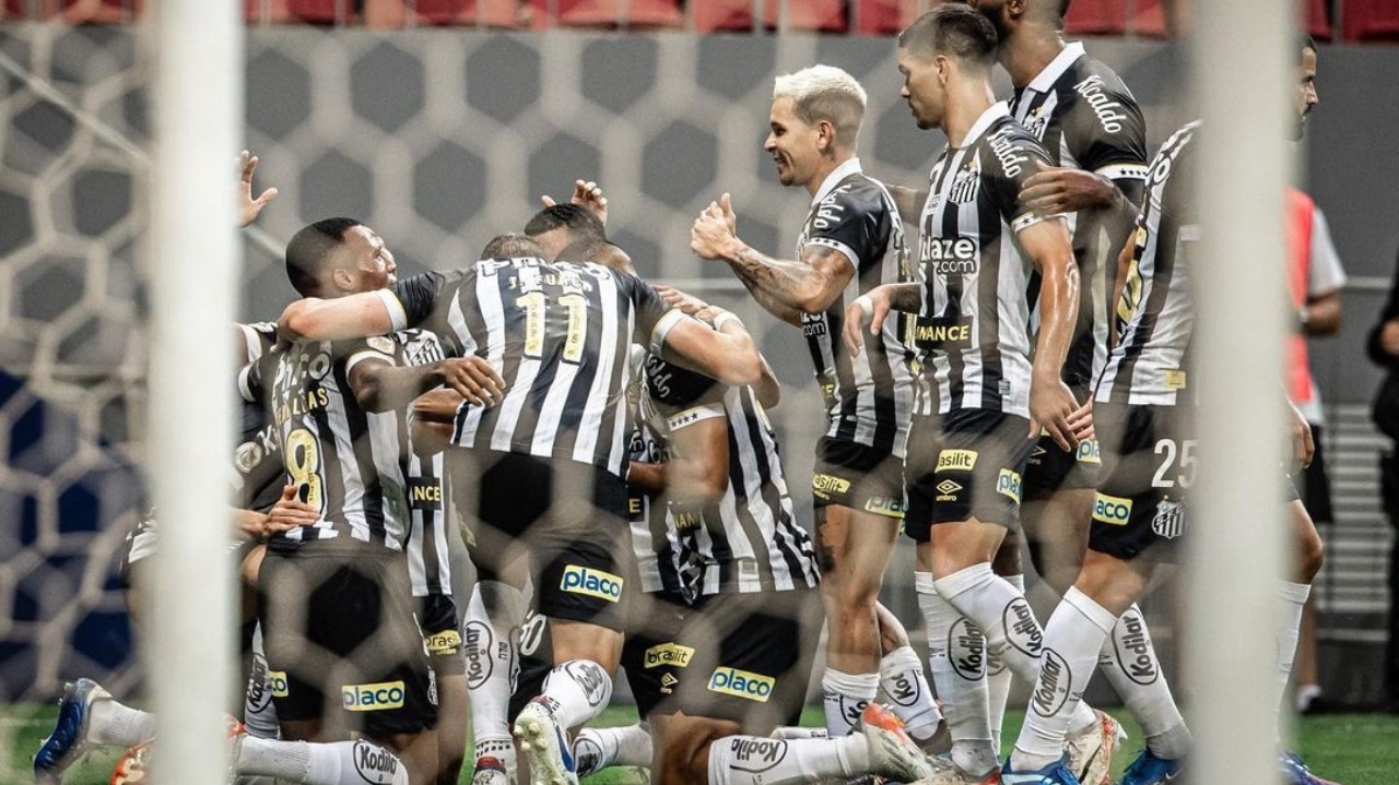Santos conquista virada contra Flamengo, e se afasta do rebaixamento no Brasileirão