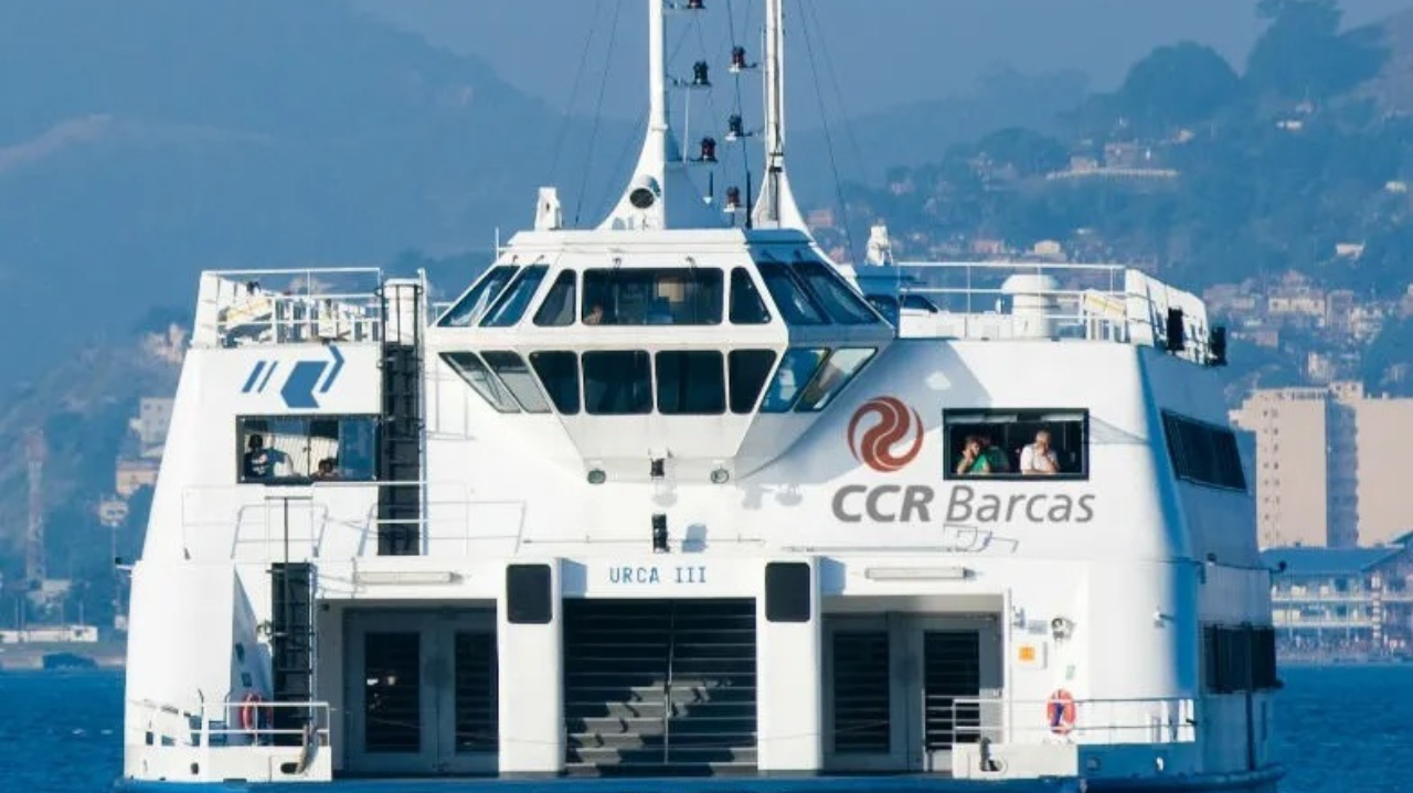 Colisão com objeto não identificado deixa barca inclinada na Baía de Guanabara