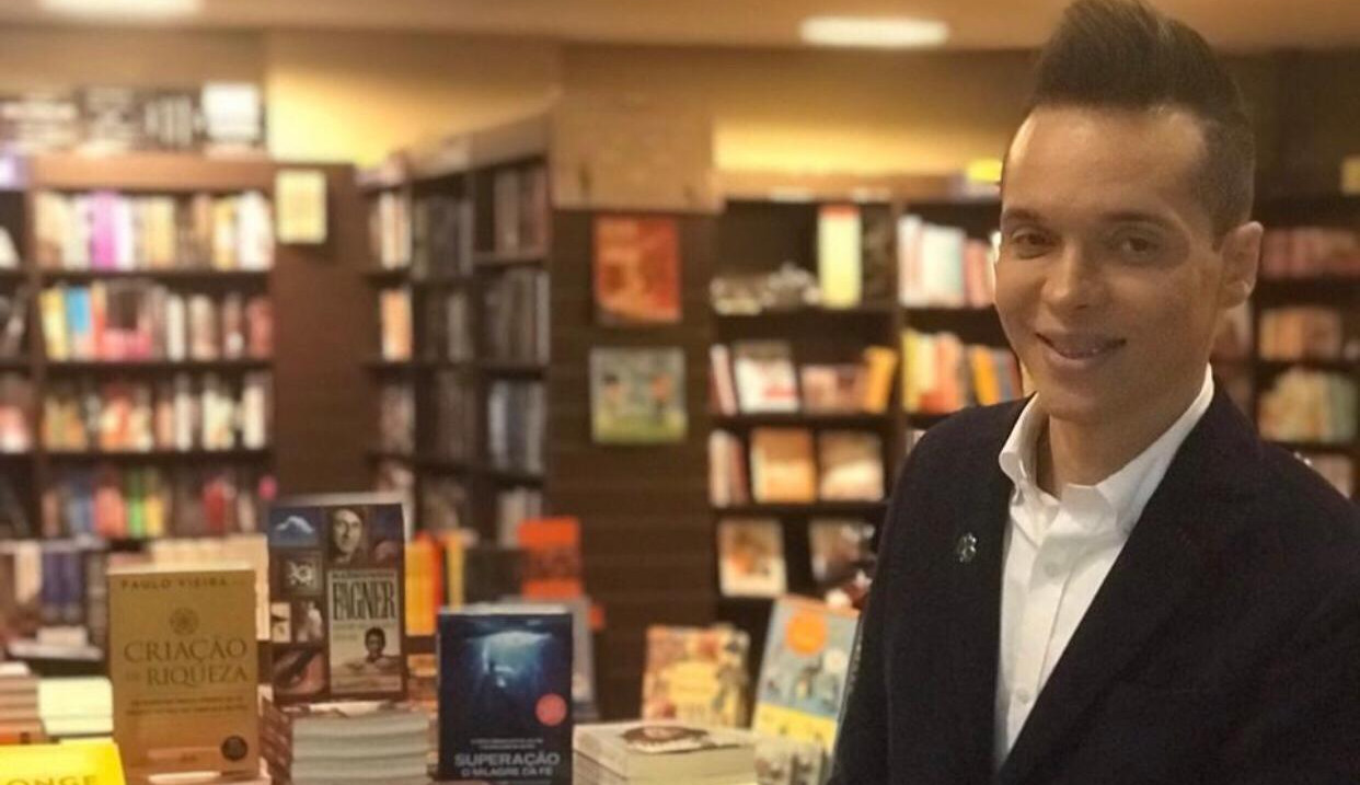 Ricardo Cabello promove campanhas de arrecadações de livros infantis