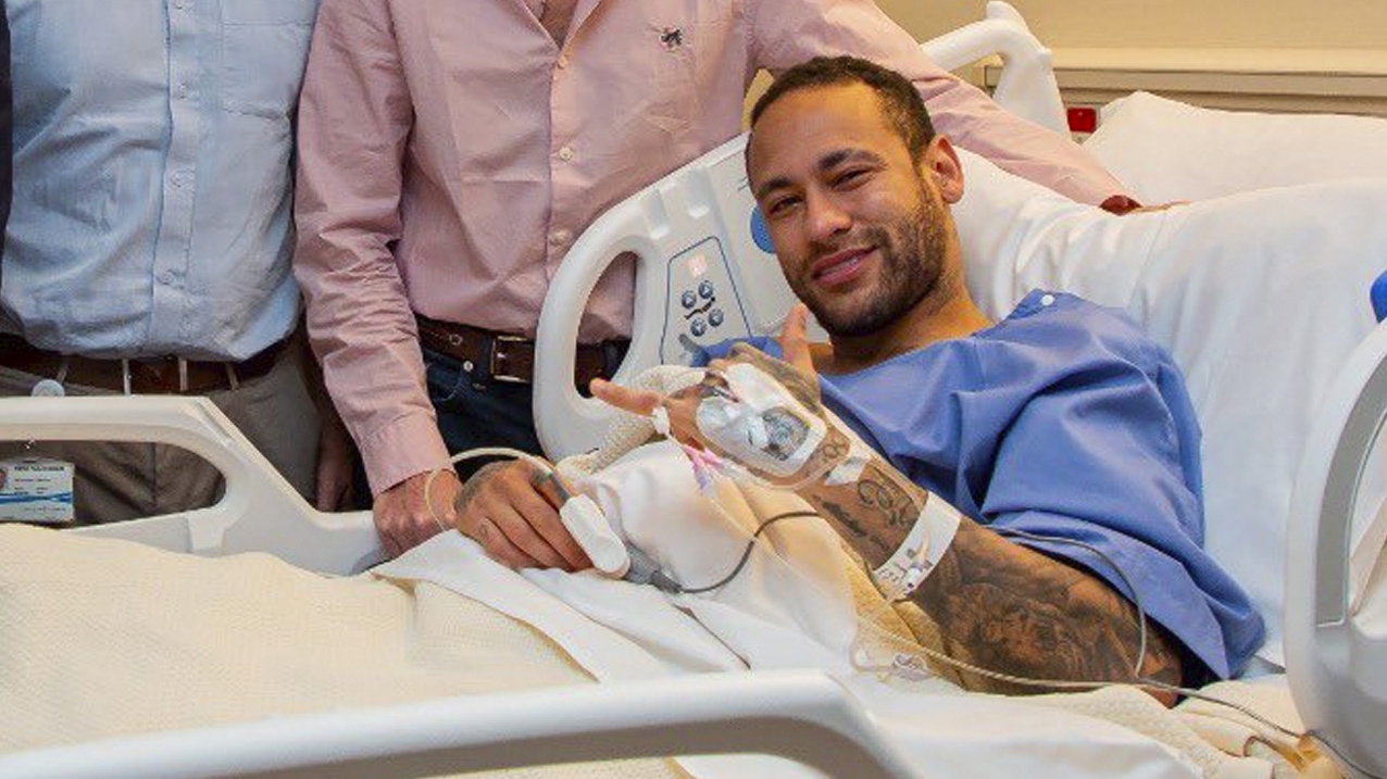 Cirurgia do Neymar foi bem sucedida e jogador já descansa no quarto após lesão no joelho