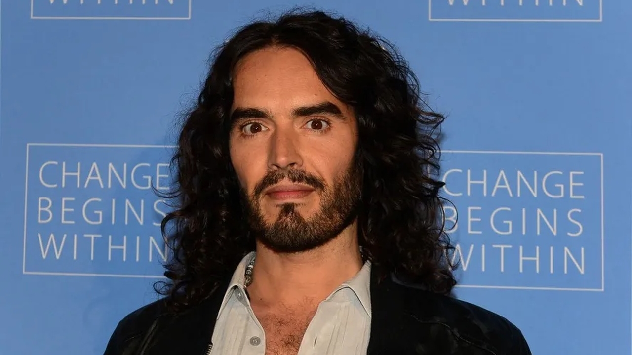 Atriz revela ter sido abusada por Russell Brand durante filmagens de “Arthur”