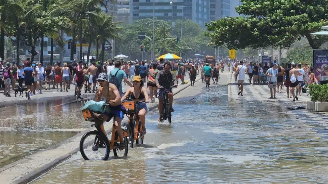 Mar agitado causa alagamentos em praias da Zona Sul do Rio de Janeiro