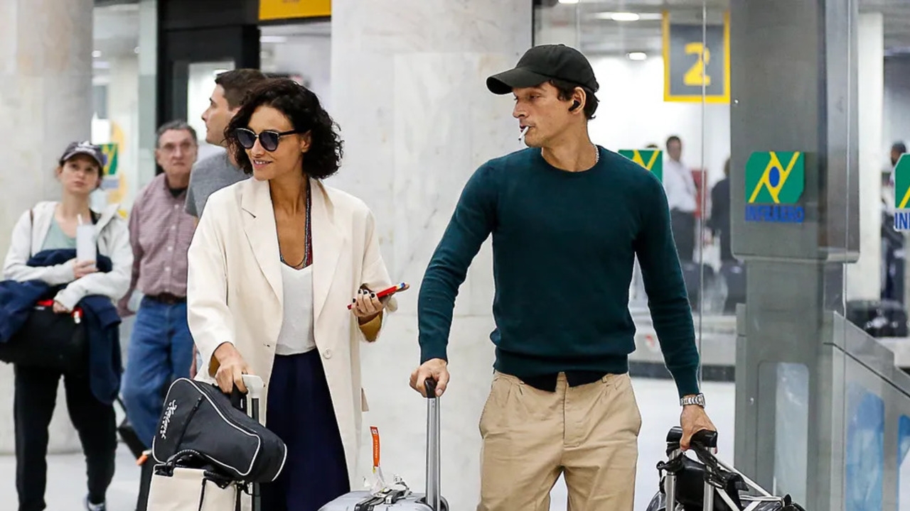Débora Nascimento chega de viagem ao lado do namorado