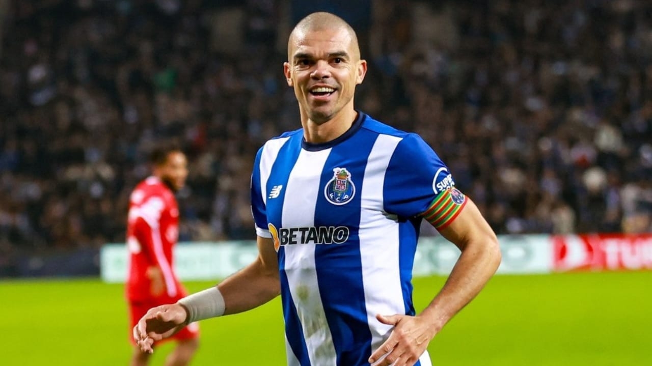 Pepe quebra recorde na Champions e se emociona