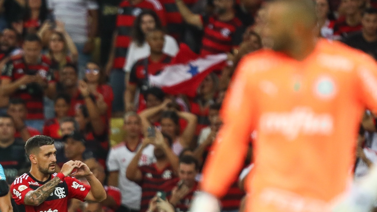 Palmeiras perde para o Flamengo e deixa escapar chance de dormir na liderança do Brasileirão