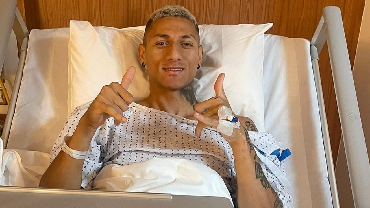 Richarlison faz cirurgia para tratar lesão no púbis