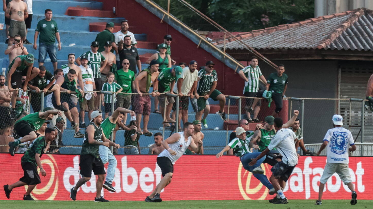 Súmula do jogo entre Coritiba e Cruzeiro detalha a briga entre as torcidas dentro do campo