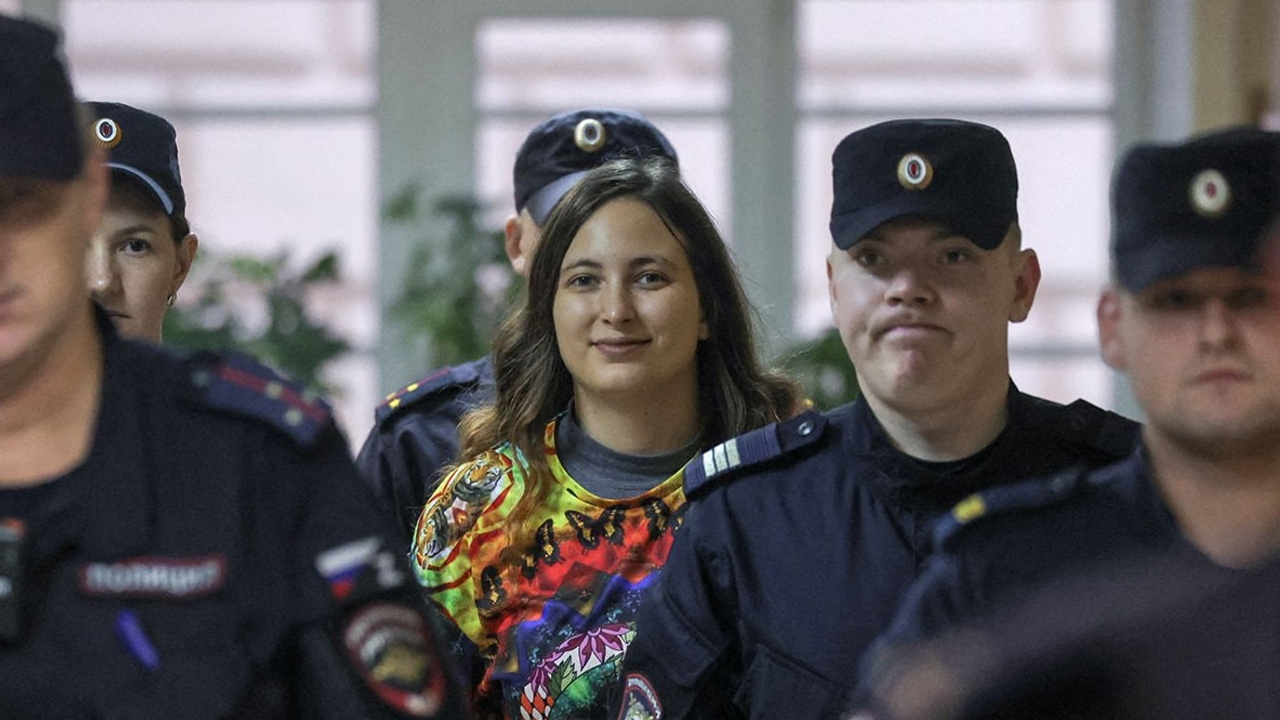 Tribunal russo condena artista a sete anos de prisão por protesto contra a invasão à Ucrânia