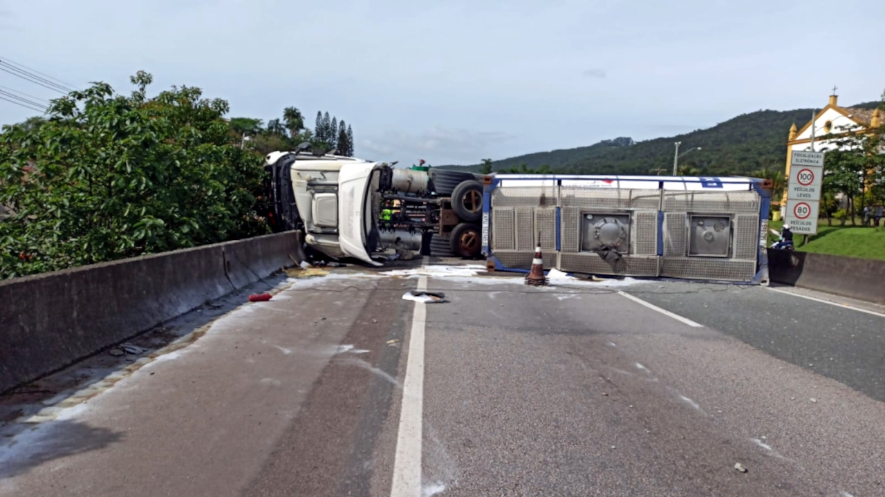 Acidente na BR-101 causa longas filas em Biguaçu, na Grande Florianópolis
