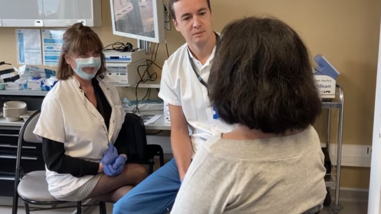 Mulher recupera a fala após transplante de laringe