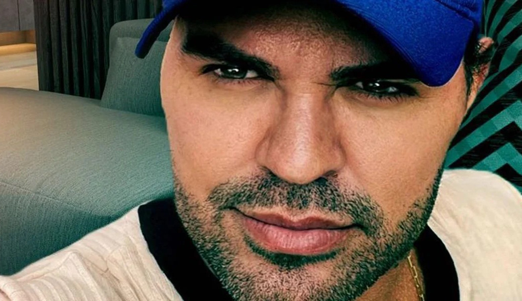 Eduardo Costa causa polêmica ao afirmar “/sou um semi-gay”/