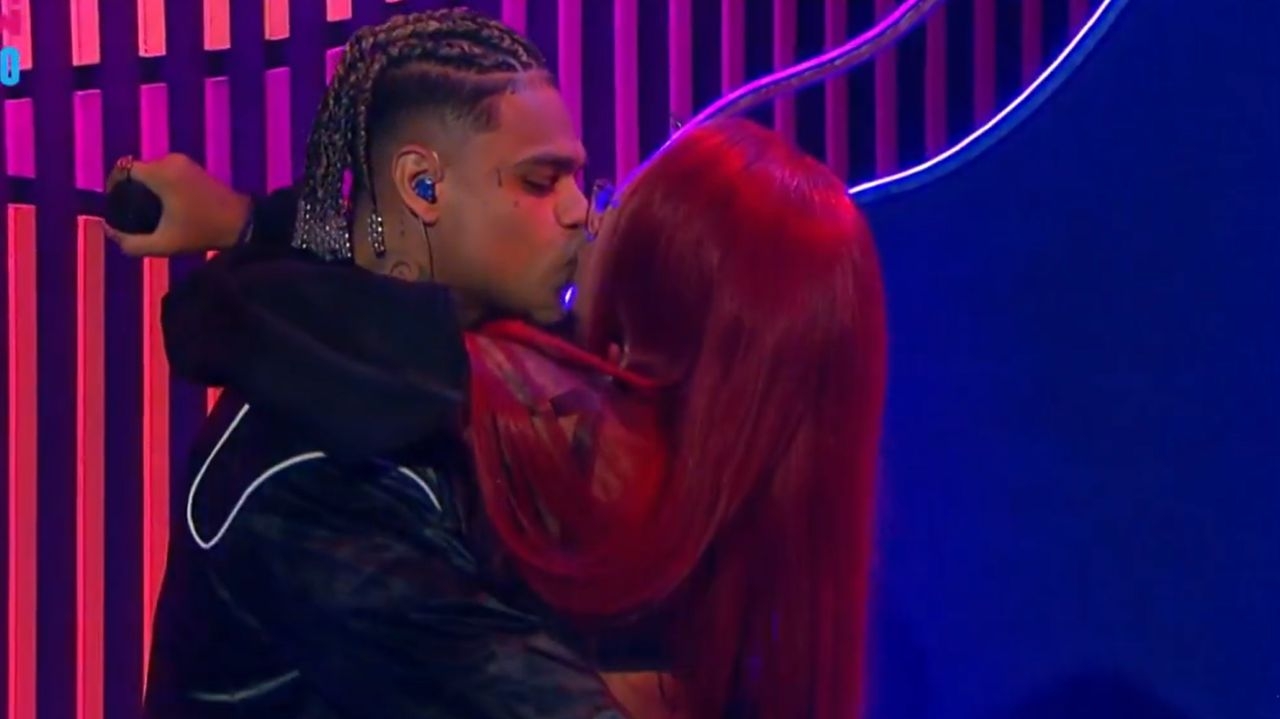 MC Cabelinho e Slipmami se beijam ao vivo no Multishow