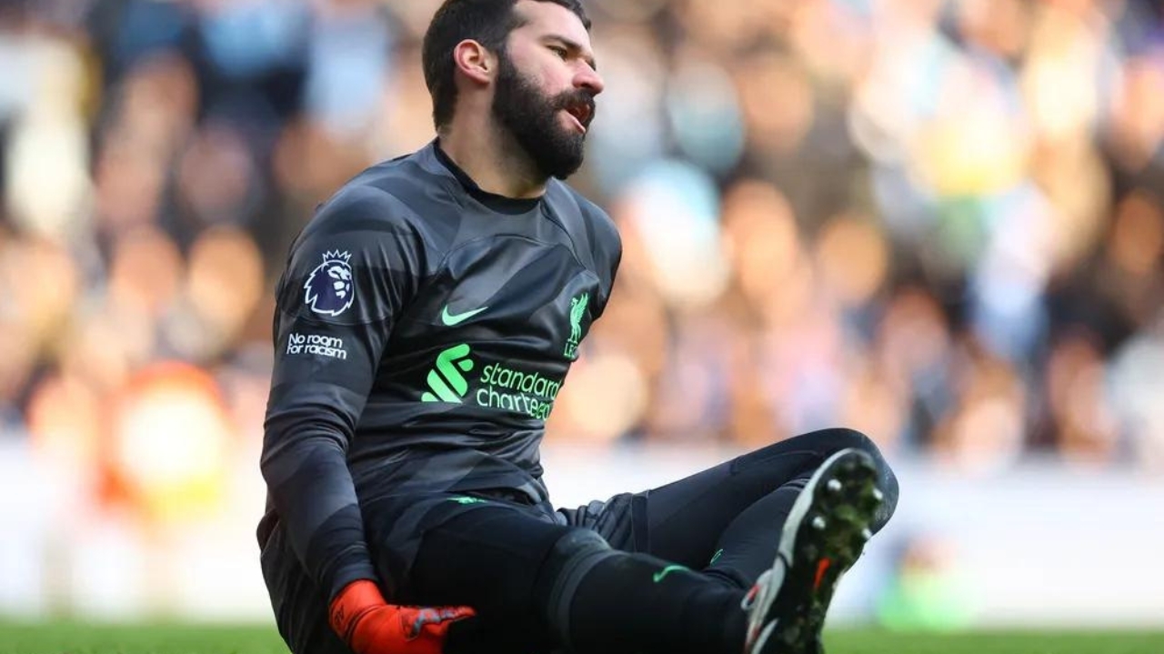 Com lesão na coxa, Alisson é desfalque do Liverpool nas próximas semanas