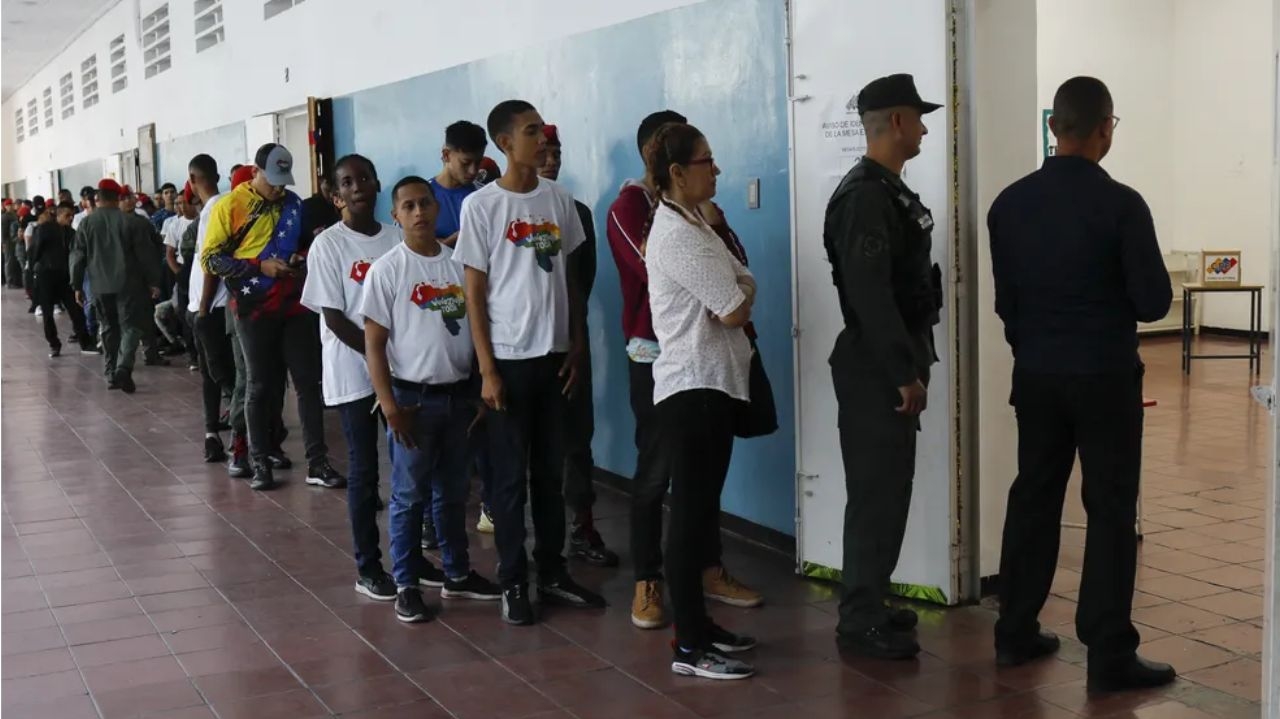 Votação dos venezuelanos para anexar 70% do território da Guiana ocorre hoje