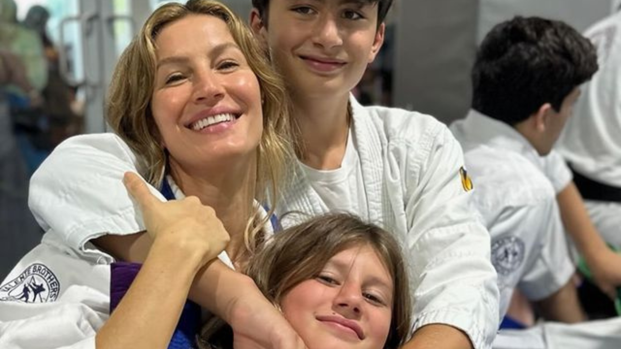 Gisele Bündchen comemora conquista no jiu-jitsu ao lado de seus filhos