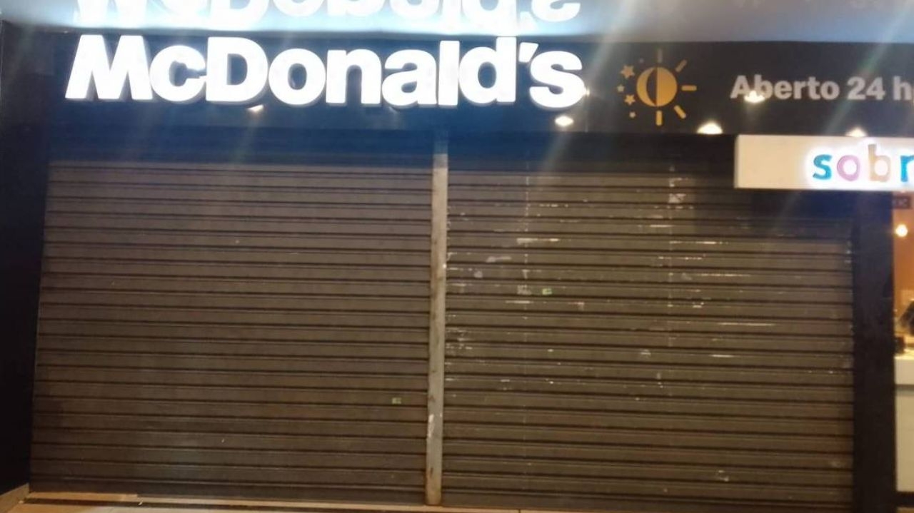 Loja do McDonalds em São Paulo é depredada por motociclistas