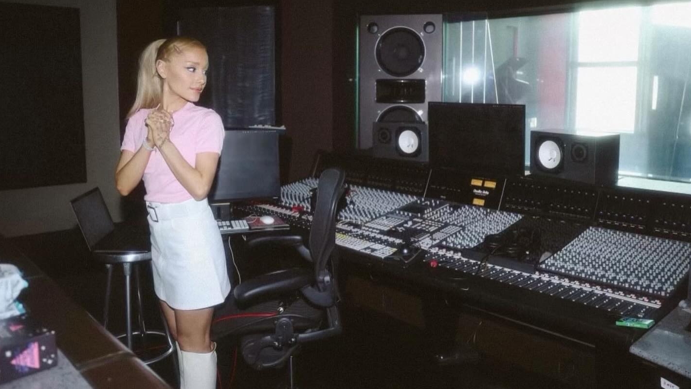 Ariana Grande posta fotos em estúdio de gravação e deixa fãs na esperança de novo álbum musical